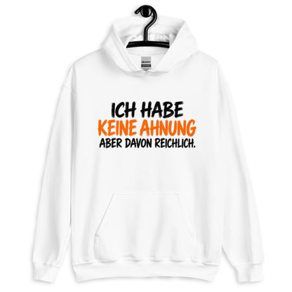 Schwarzer Hoodie mit dem lustigen Spruch „Ich habe keine Ahnung, aber davon reichlich.“ in weißer und gelber Schrift.