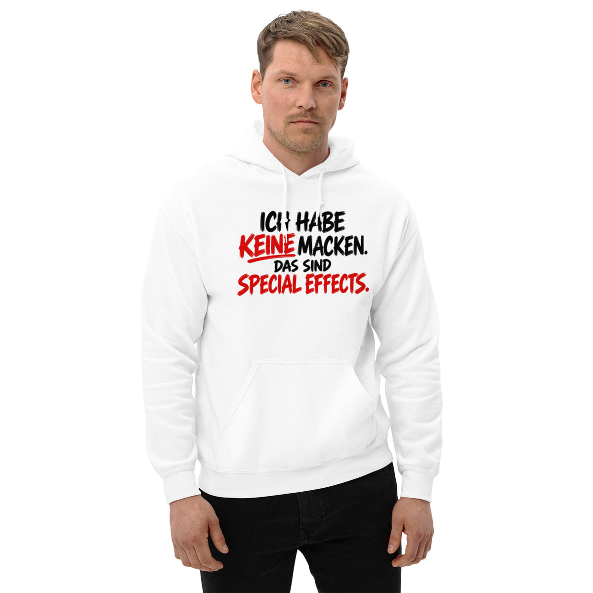 Schwarzer Hoodie mit dem lustigen Spruch „Ich habe keine Macken. Das sind Special Effects.“ in weißer und roter Brush-Schrift.