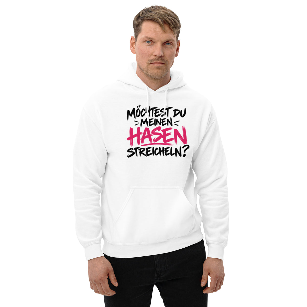 Lustiger Hoodie mit dem frechen Spruch „Möchtest du meinen Hasen streicheln?“ in schwarzer und pinker Schrift.