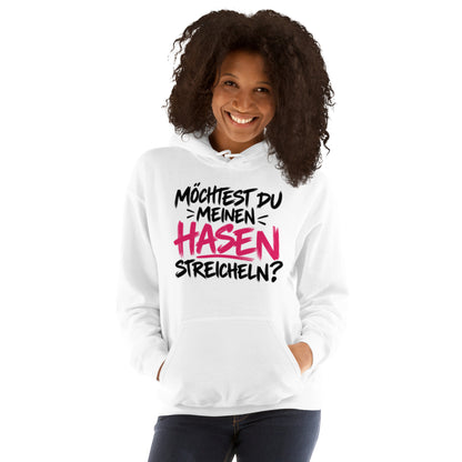 Lustiger Hoodie mit dem frechen Spruch „Möchtest du meinen Hasen streicheln?“ in schwarzer und pinker Schrift.