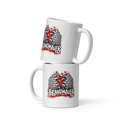 Lustige Tasse mit dem Motiv „Brandmauer“ – politische Satire mit einer durchbrochenen Mauer in Schwarz, Weiß und Rot.