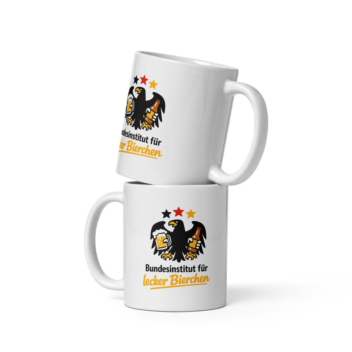Schwarze Tasse mit goldenem Adler, der ein Bier und eine Bierflasche hält, und dem Schriftzug Bundesinstitut für lecker Bierchen.