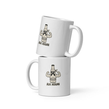 Weiße Keramiktasse mit lustigem Cartoon einer muskulösen Bierflasche mit Sonnenbrille, Bandana und Schnurrbart sowie dem Schriftzug „ALK HOGAN“.