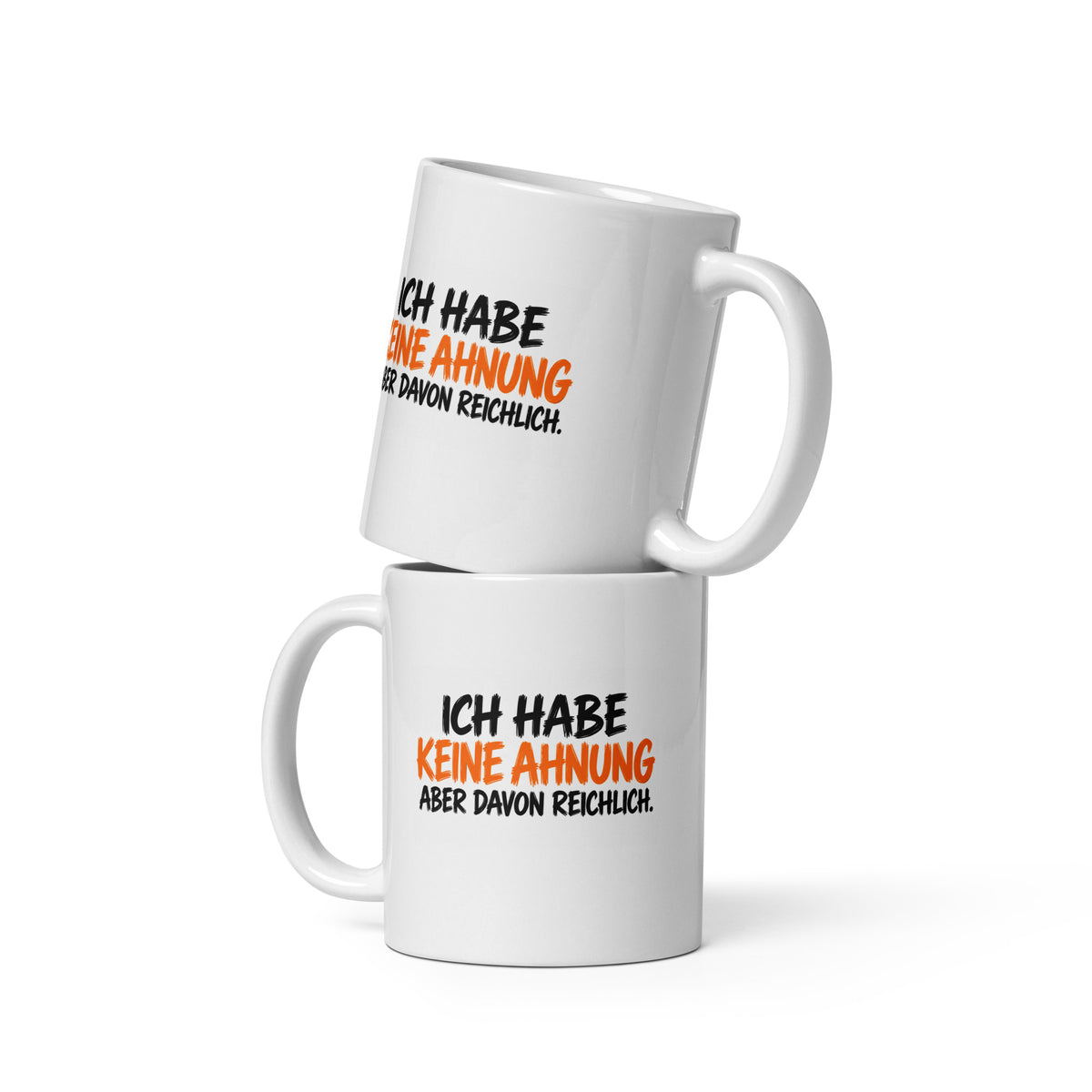 Lustige Tasse mit dem Spruch „Ich habe keine Ahnung, aber davon reichlich.“ in weißer und gelber Schrift auf schwarzem Hintergrund.