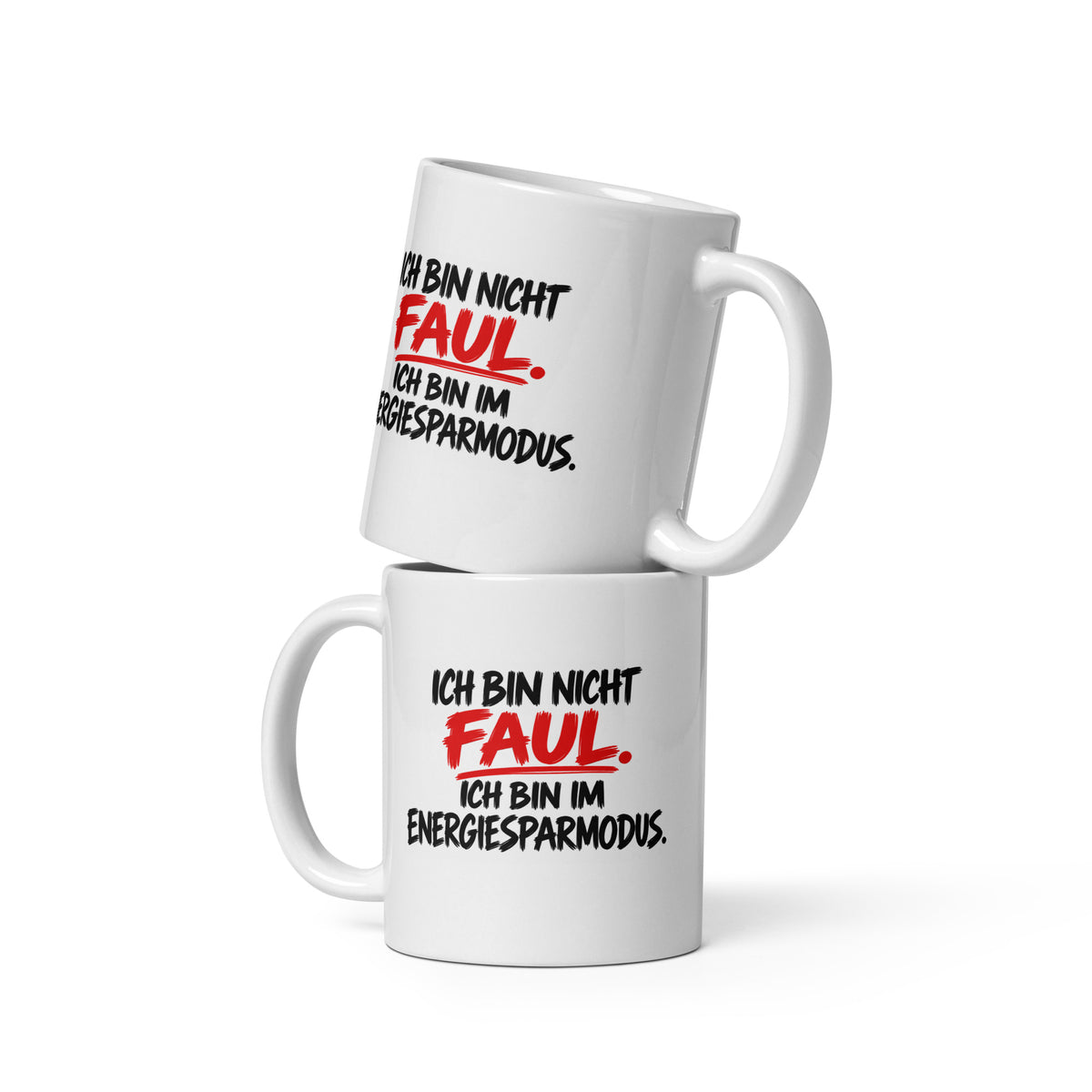 Lustige weiße Keramiktasse mit dem Spruch „Ich bin nicht faul. Ich bin im Energiesparmodus.“ in schwarzer und roter Brush-Schrift.