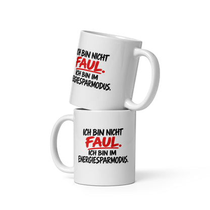 Lustige weiße Keramiktasse mit dem Spruch „Ich bin nicht faul. Ich bin im Energiesparmodus.“ in schwarzer und roter Brush-Schrift.