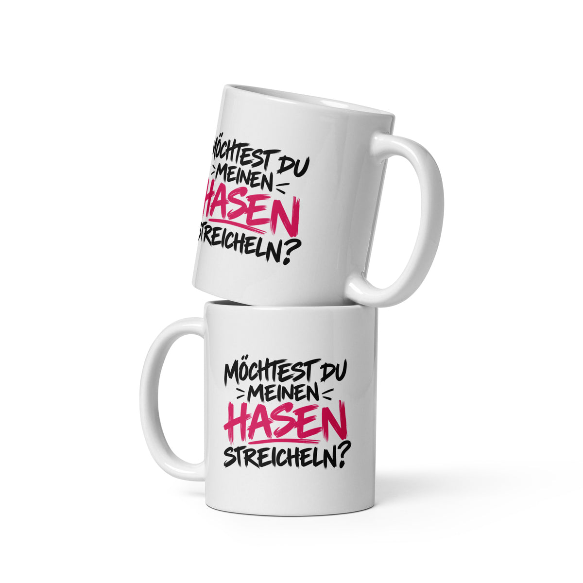 Lustige weiße Tasse mit dem frechen Spruch „Möchtest du meinen Hasen streicheln?“ in schwarzer und pinker Schrift.