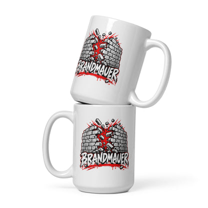 Lustige Tasse mit dem Motiv „Brandmauer“ – politische Satire mit einer durchbrochenen Mauer in Schwarz, Weiß und Rot.