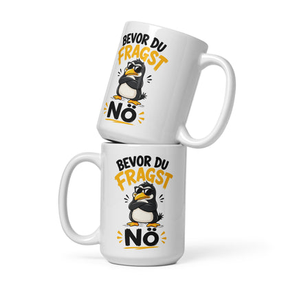 Weiße Tasse mit einem coolen Pinguin mit Sonnenbrille und dem Schriftzug Bevor du fragst Nö in schwarzer und gelber Schrift.