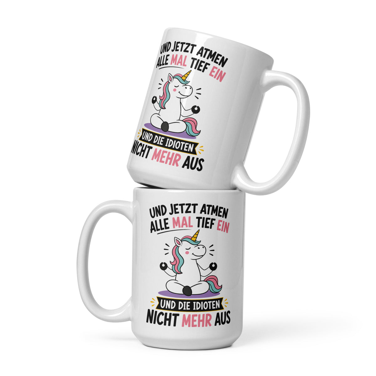Weiße Keramiktasse mit einem meditierenden Einhorn und dem lustigen Spruch „Und jetzt atmen alle mal tief ein und die Idioten nicht mehr aus“ in schwarzer und pinker Schrift.