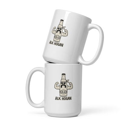 Weiße Keramiktasse mit lustigem Cartoon einer muskulösen Bierflasche mit Sonnenbrille, Bandana und Schnurrbart sowie dem Schriftzug „ALK HOGAN“.