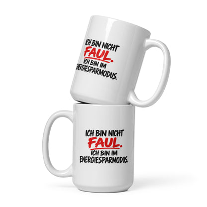 Lustige weiße Keramiktasse mit dem Spruch „Ich bin nicht faul. Ich bin im Energiesparmodus.“ in schwarzer und roter Brush-Schrift.