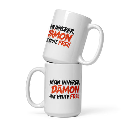 Weiße Keramiktasse mit schwarzem und orangefarbenem Spruch „Mein innerer Dämon hat heute frei!“ – lustige Tasse mit schwarzem Humor.