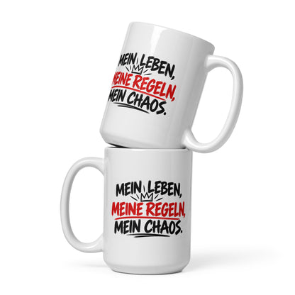 Weiße Keramiktasse mit schwarzem und rotem Statement-Aufdruck „Mein Leben, meine Regeln, mein Chaos.“ – lustige Sprüche-Tasse für Männer und Frauen.