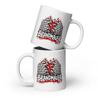 Lustige Tasse mit dem Motiv „Brandmauer“ – politische Satire mit einer durchbrochenen Mauer in Schwarz, Weiß und Rot.