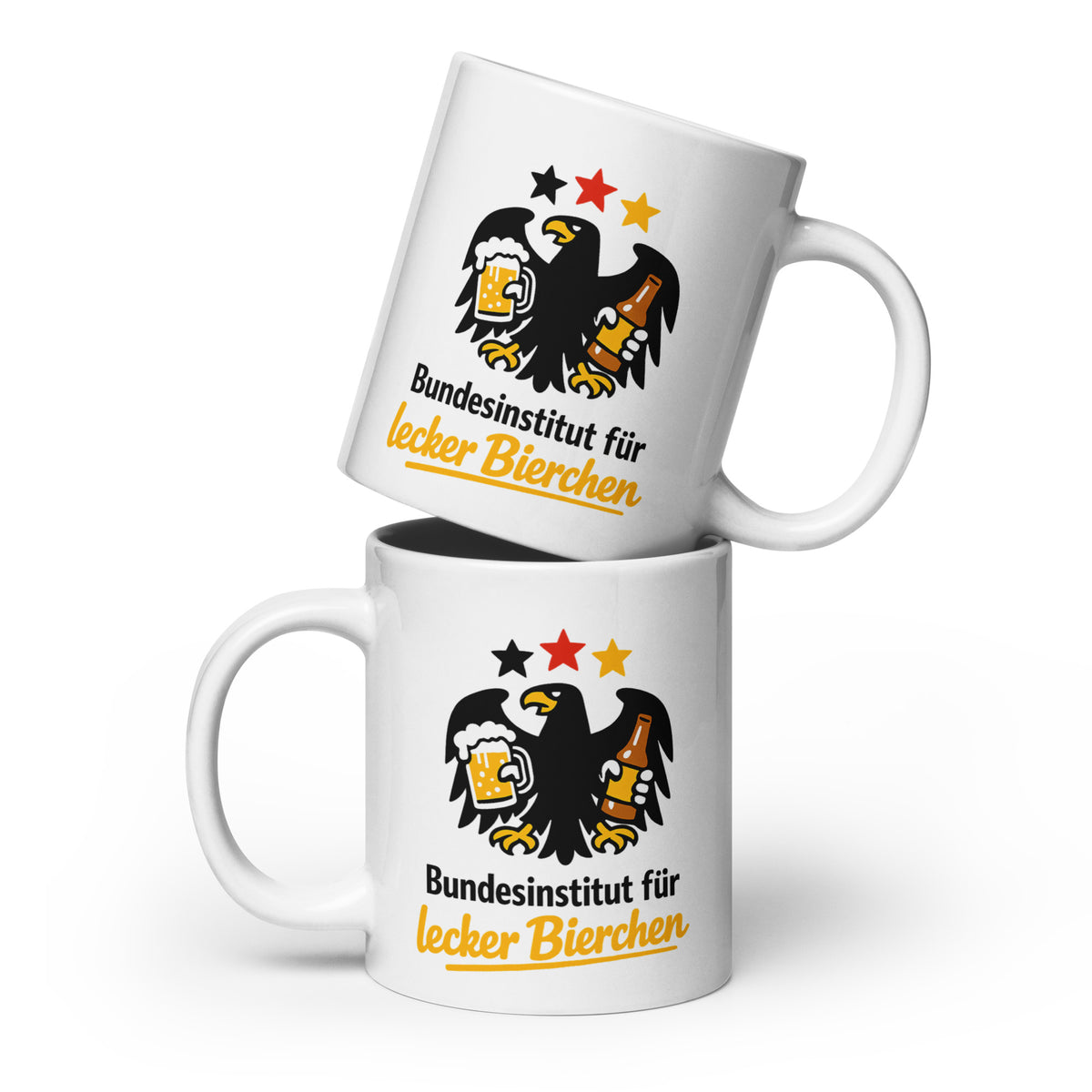 Schwarze Tasse mit goldenem Adler, der ein Bier und eine Bierflasche hält, und dem Schriftzug Bundesinstitut für lecker Bierchen.