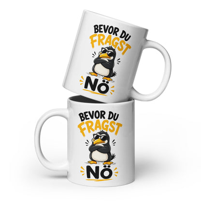 Weiße Tasse mit einem coolen Pinguin mit Sonnenbrille und dem Schriftzug Bevor du fragst Nö in schwarzer und gelber Schrift.