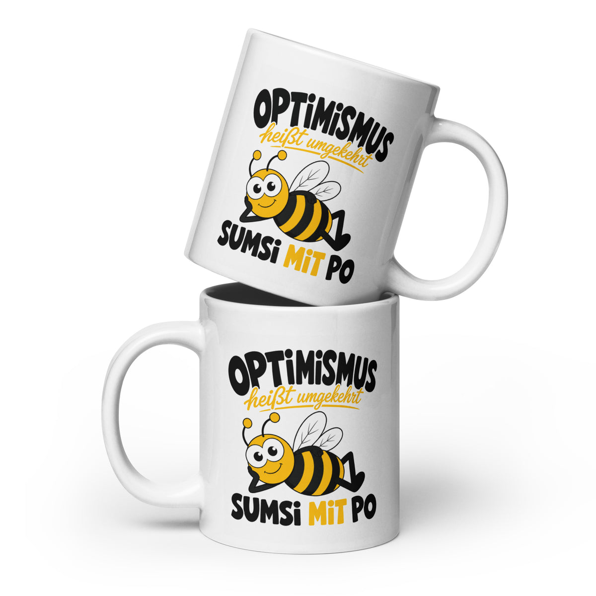 Weiße Keramiktasse mit lustigem Bienenmotiv und dem Spruch „Optimismus heißt umgekehrt Sumsi mit Po“ in schwarzer und gelber Schrift.