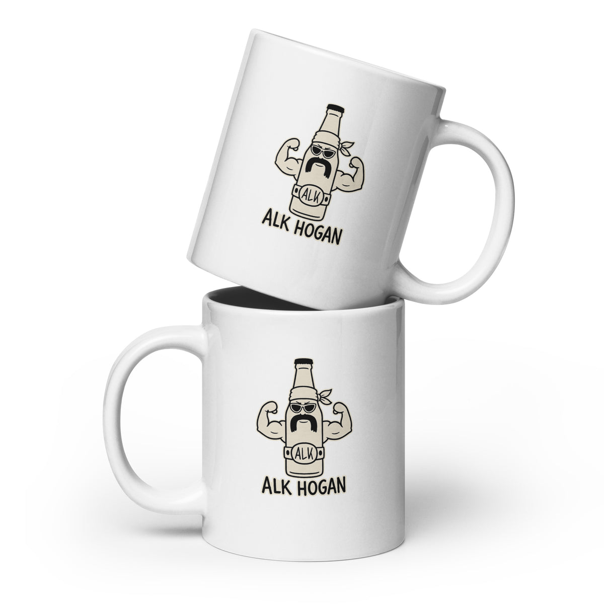 Weiße Keramiktasse mit lustigem Cartoon einer muskulösen Bierflasche mit Sonnenbrille, Bandana und Schnurrbart sowie dem Schriftzug „ALK HOGAN“.