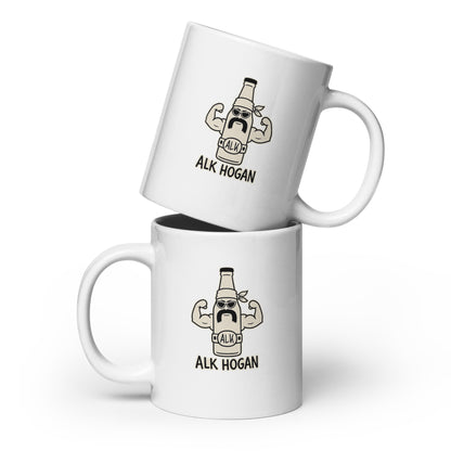 Weiße Keramiktasse mit lustigem Cartoon einer muskulösen Bierflasche mit Sonnenbrille, Bandana und Schnurrbart sowie dem Schriftzug „ALK HOGAN“.