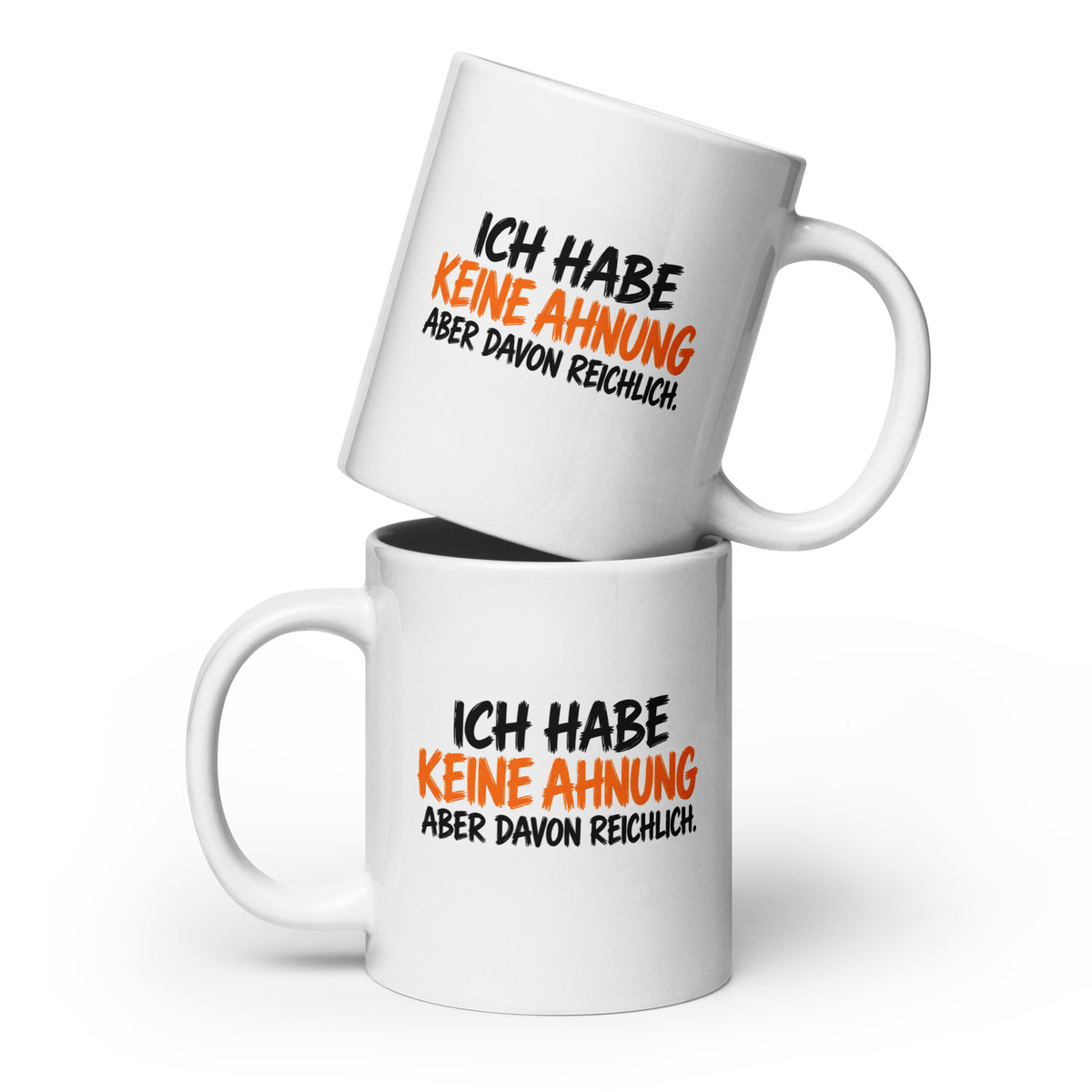Lustige Tasse mit dem Spruch „Ich habe keine Ahnung, aber davon reichlich.“ in weißer und gelber Schrift auf schwarzem Hintergrund.