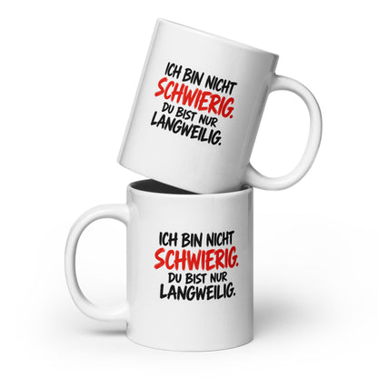 Lustige Kaffeetasse mit dem Spruch „Ich bin nicht schwierig. Du bist nur langweilig.“ in weißer und roter Schrift auf schwarzem Hintergrund.