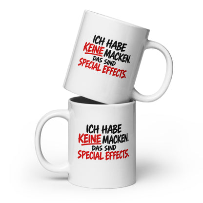 Lustige weiße Keramiktasse mit dem Spruch „Ich habe keine Macken. Das sind Special Effects.“ in schwarzer und roter Brush-Schrift.