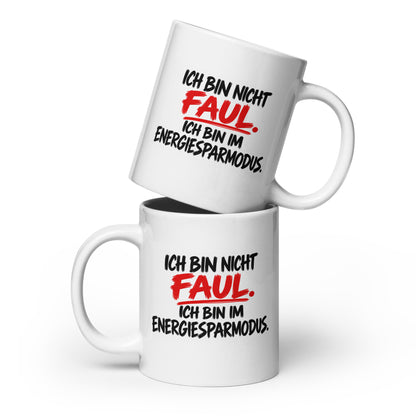 Lustige weiße Keramiktasse mit dem Spruch „Ich bin nicht faul. Ich bin im Energiesparmodus.“ in schwarzer und roter Brush-Schrift.