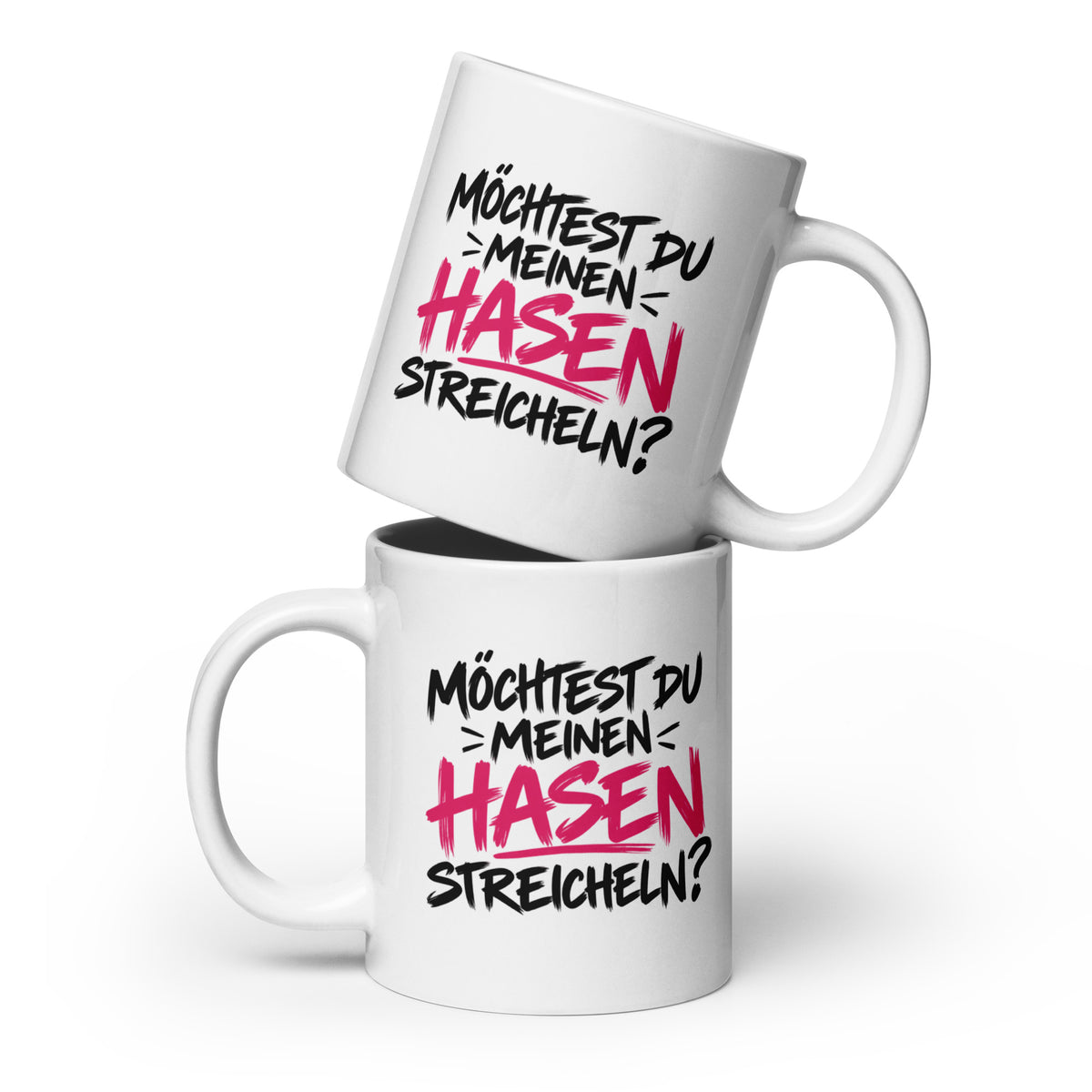 Lustige weiße Tasse mit dem frechen Spruch „Möchtest du meinen Hasen streicheln?“ in schwarzer und pinker Schrift.