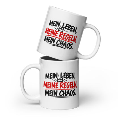 Weiße Keramiktasse mit schwarzem und rotem Statement-Aufdruck „Mein Leben, meine Regeln, mein Chaos.“ – lustige Sprüche-Tasse für Männer und Frauen.